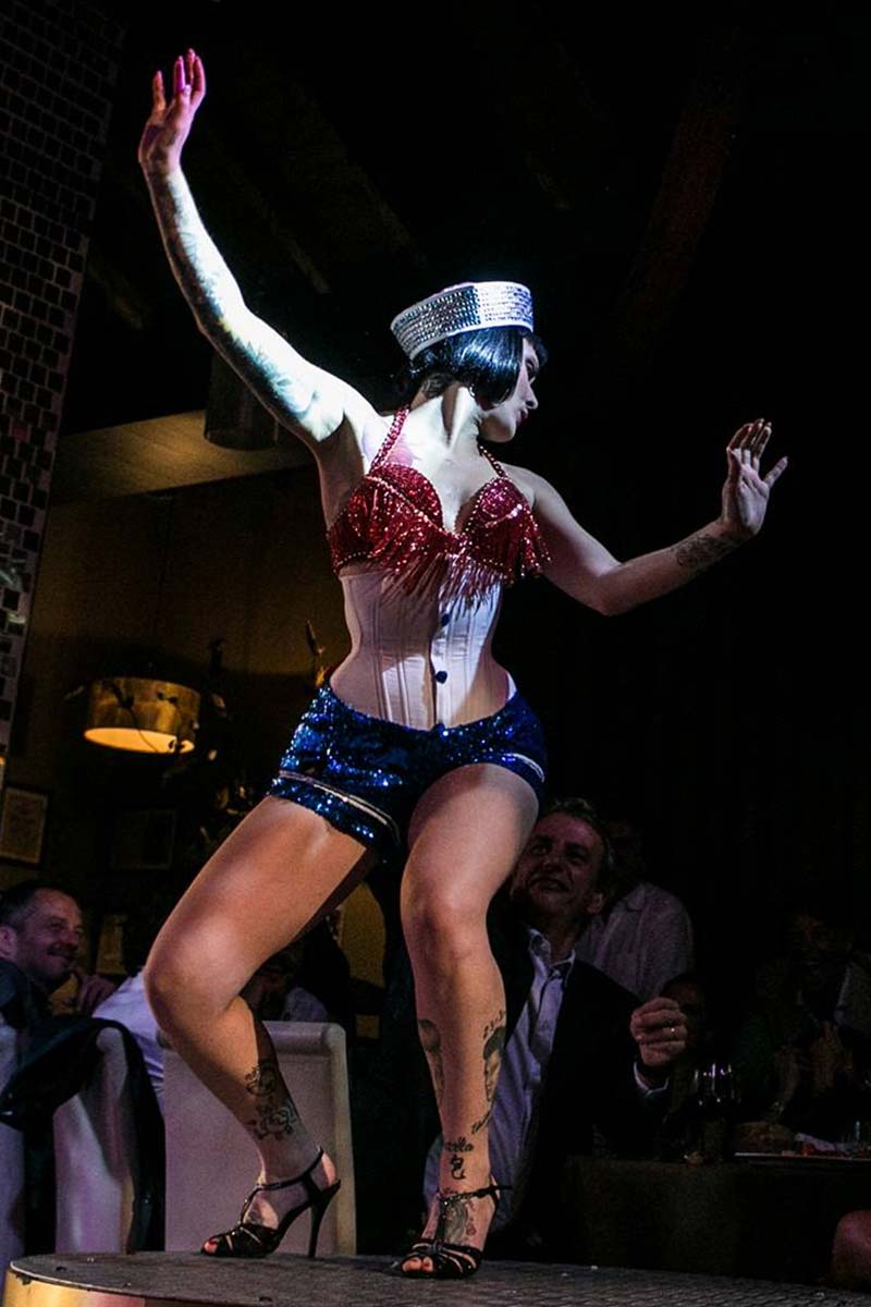 cleo-viper-performer-trieste-tattoo-expo-burlesque-elegant